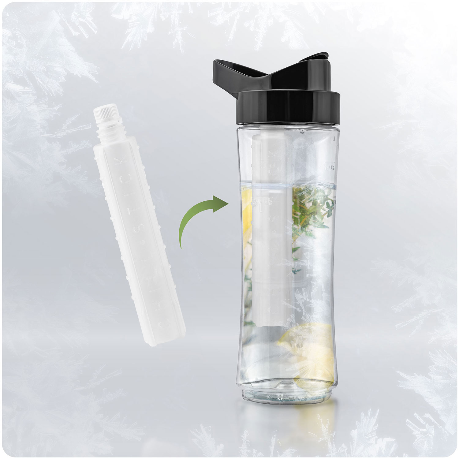 Przezroczysta butelka na wodę z czarną zakrętką. Obok biały patyczek do lodu, ze strzałką w kierunku butelki.