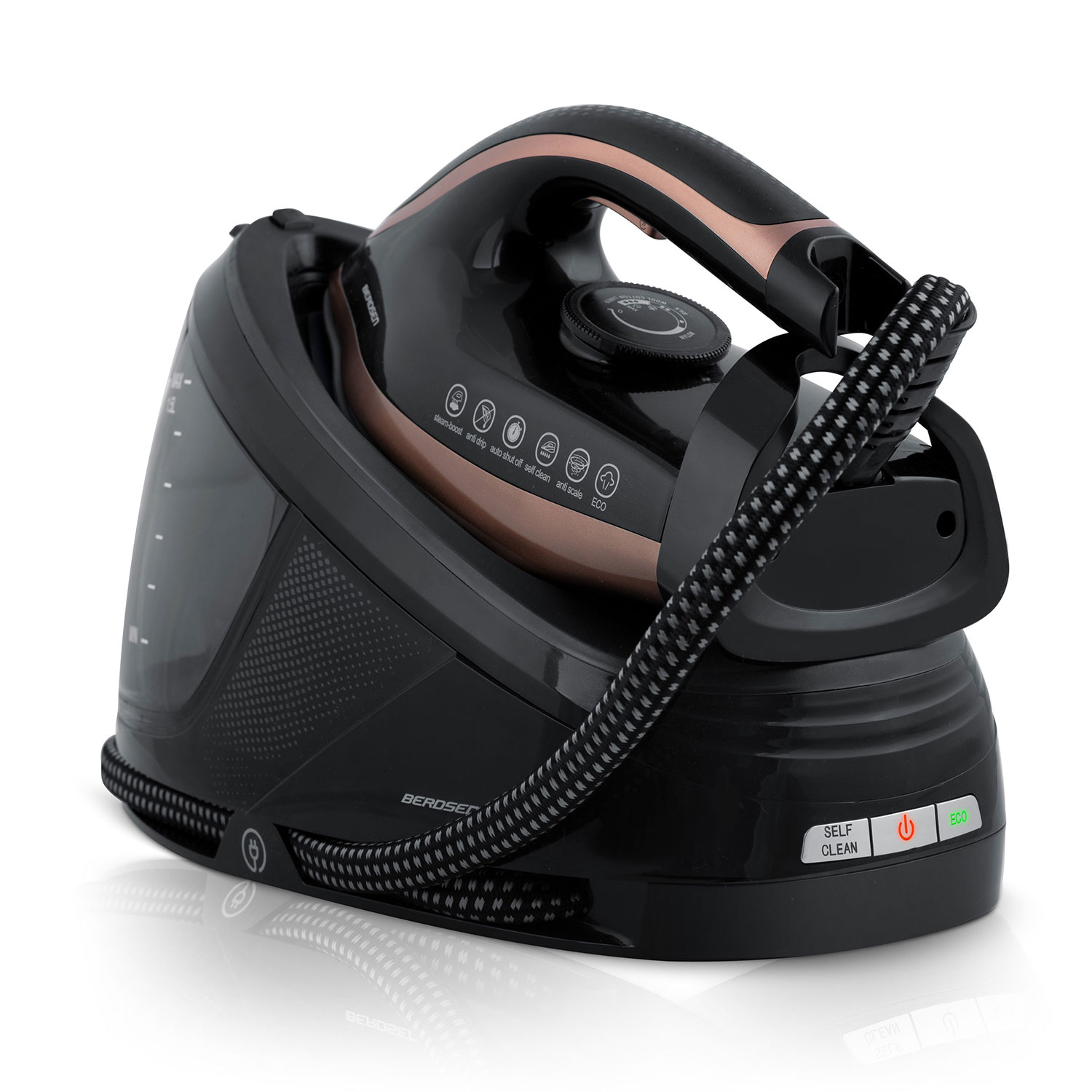 Czarne i miedziane żelazko z podstawą, wężem parowym i panelem sterowania. Żelazko stoi na białej powierzchni z odbiciami.