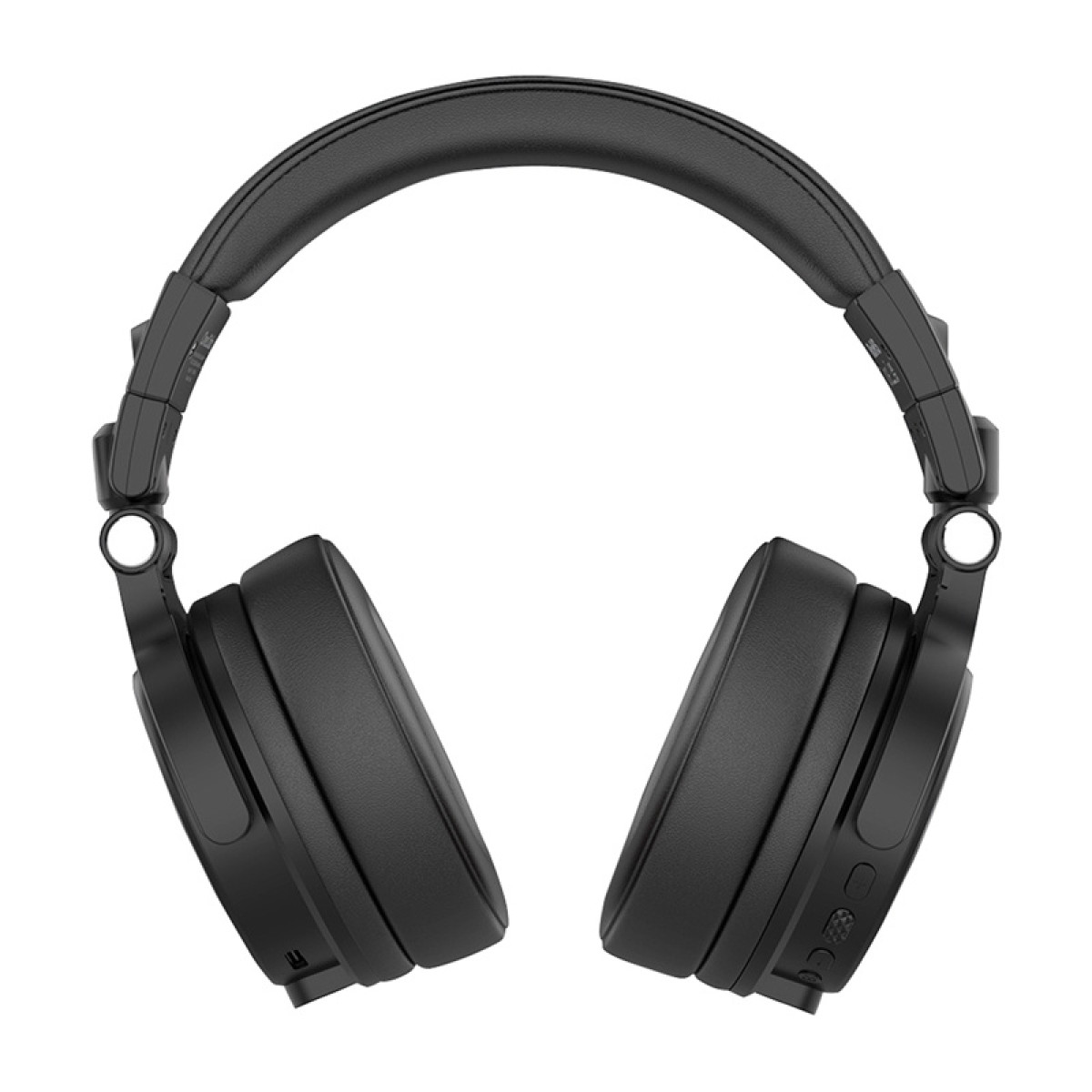 Een paar zwarte over-ear koptelefoons. De koptelefoon heeft een gevoerde hoofdband en oorschelpen. De achtergrond is wit.