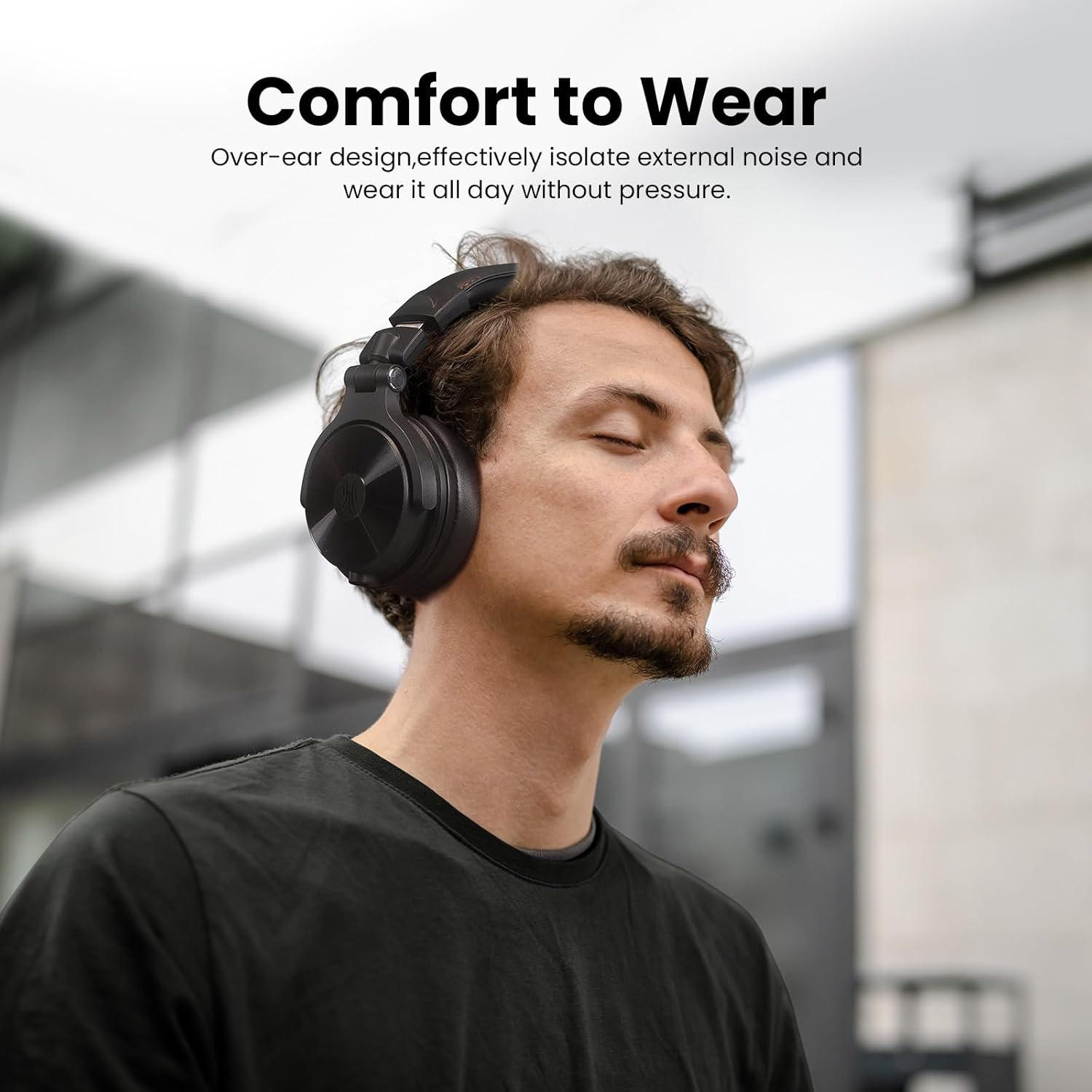 Een man met zwarte koptelefoon, ogen gesloten. De tekst 'Comfort to Wear' staat bovenaan met een beschrijving eronder.