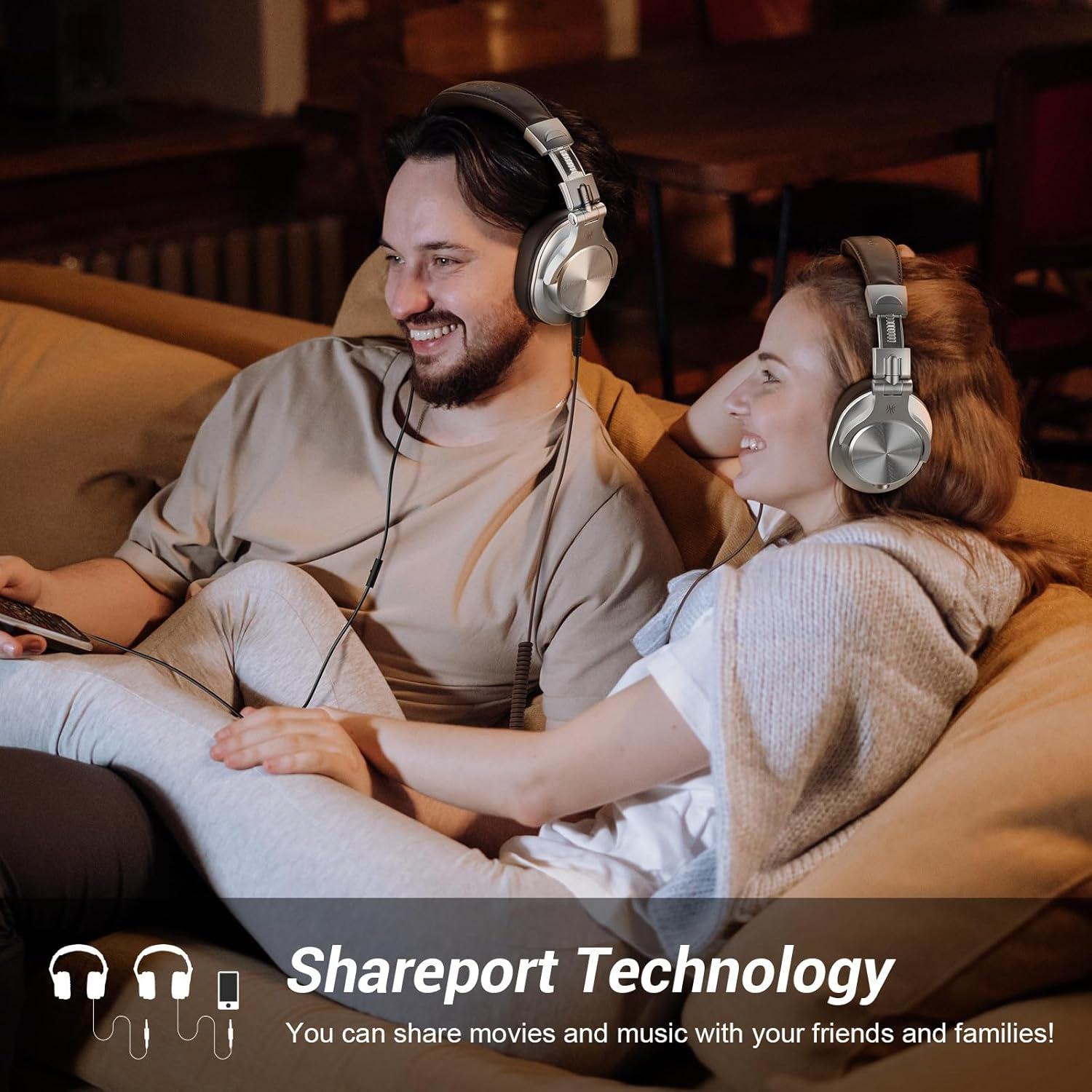 Een man en een vrouw dragen een koptelefoon en delen audio. Ze zitten op een bank en glimlachen. Tekst: Shareport Technology. Je kunt films delen.