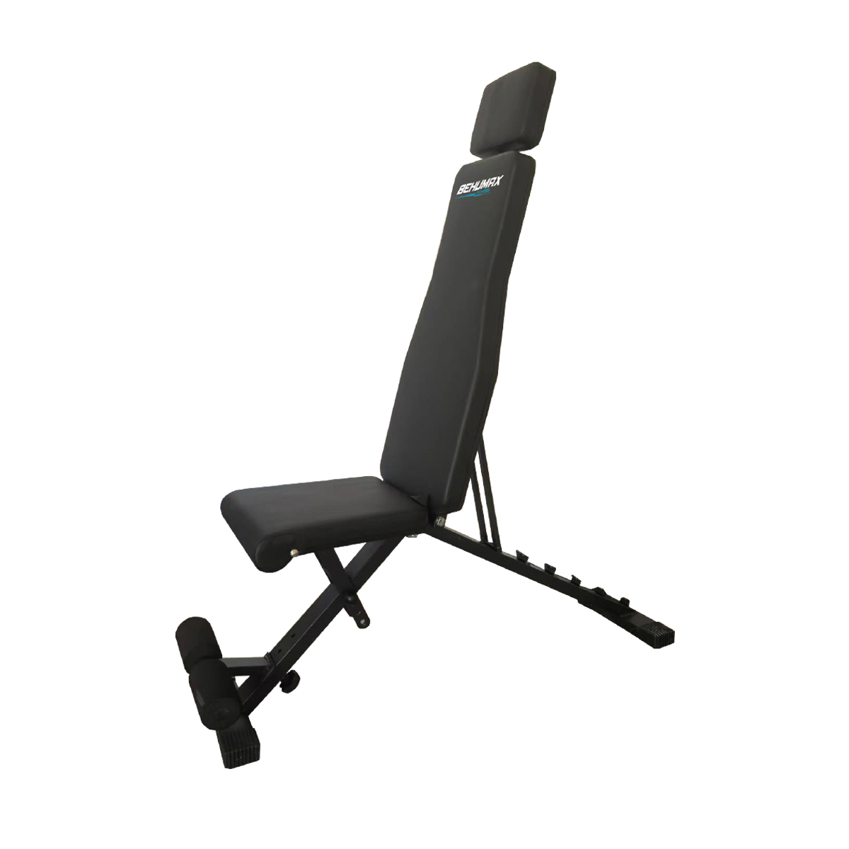 Un banco de pesas ajustable, negro con reposacabezas y soportes para las piernas. El banco está sobre un fondo blanco, inclinado hacia la derecha.