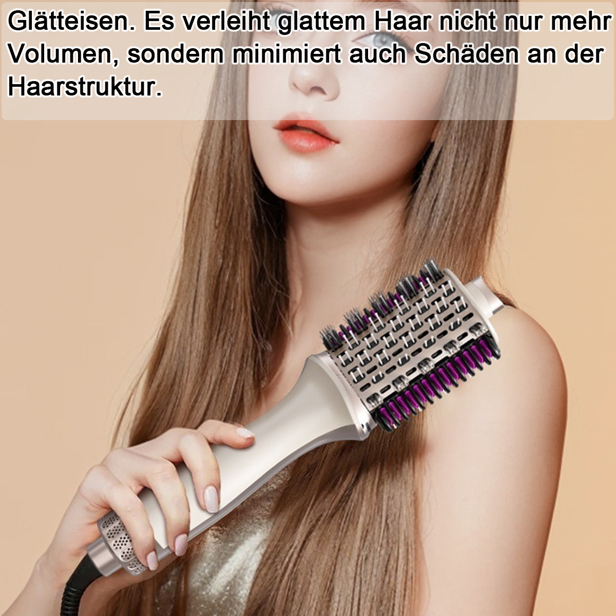 Eine Frau hält eine Haarbürste. Sie hat einen silbernen Kopf mit lila Borsten. Sie hat lange braune Haare und trägt ein Top.