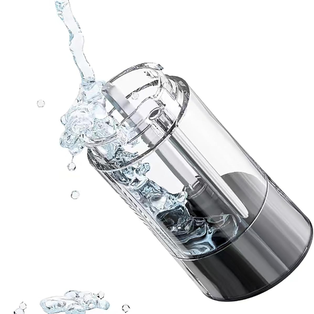 Klares Wasser gießt in einen transparenten, zylindrischen Behälter mit silbernem Boden. Wassertropfen und Spritzer sind sichtbar.