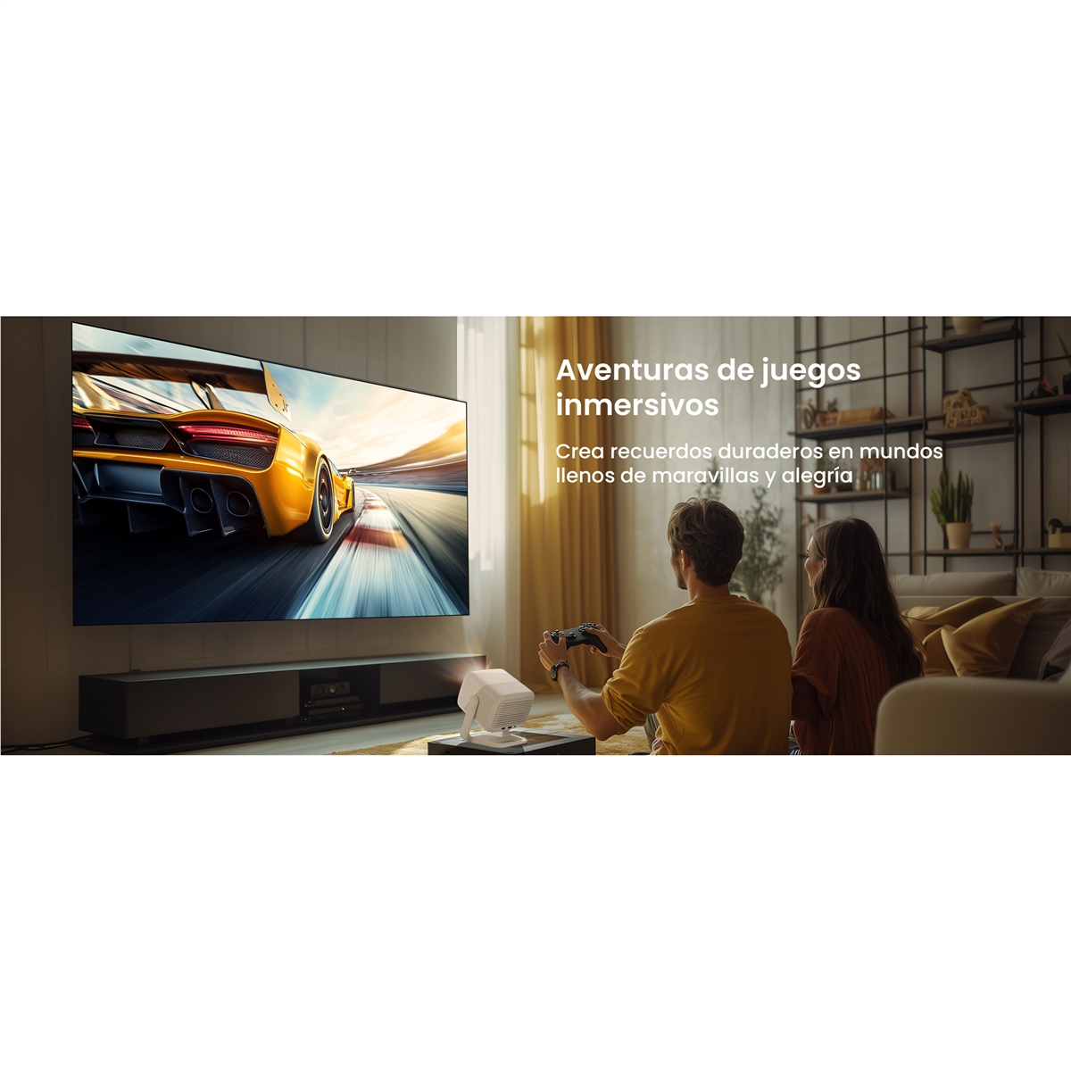 Una pareja juega videojuegos. Una gran pantalla muestra una carrera de coches. Un proyector está sobre una mesa. La habitación tiene estanterías y un sofá.