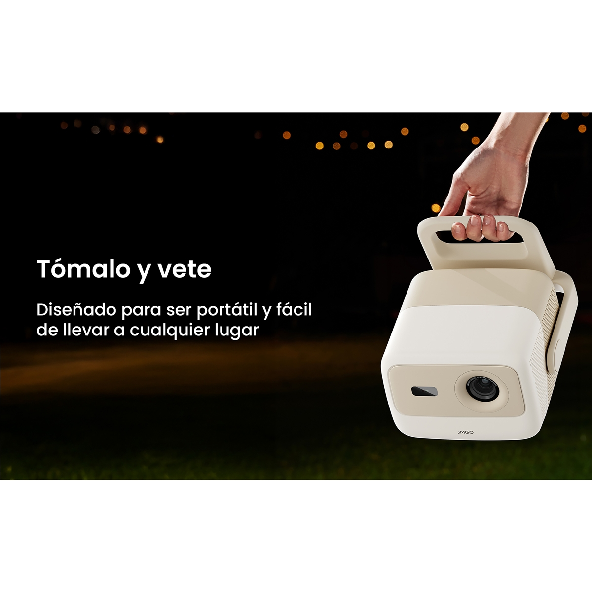Una mano sostiene un proyector beige y blanco. El fondo es una escena nocturna borrosa con texto en español.