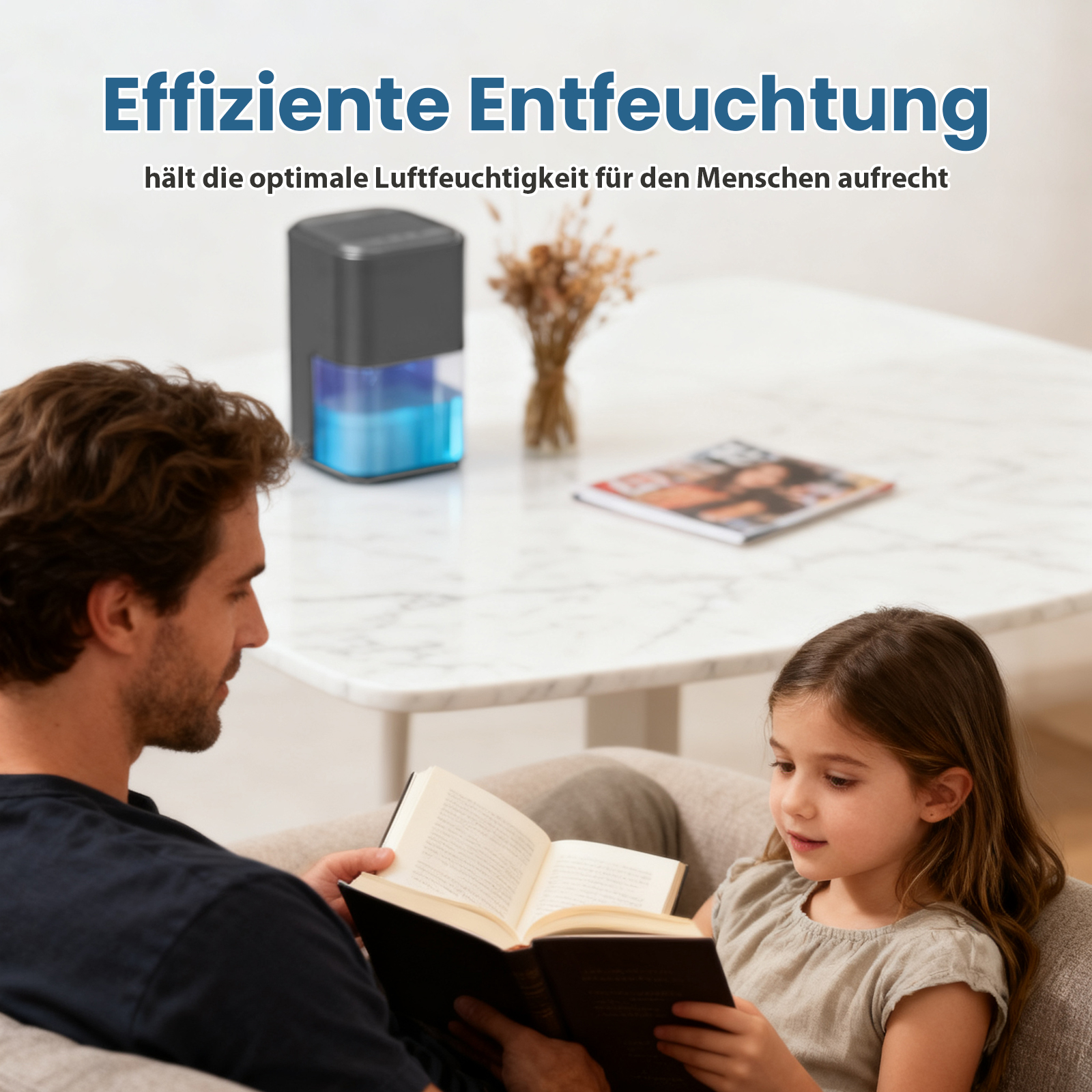 Ein Mann und ein Mädchen lesen ein Buch auf einem Sofa. Ein Luftentfeuchter steht im Hintergrund auf einem Tisch.