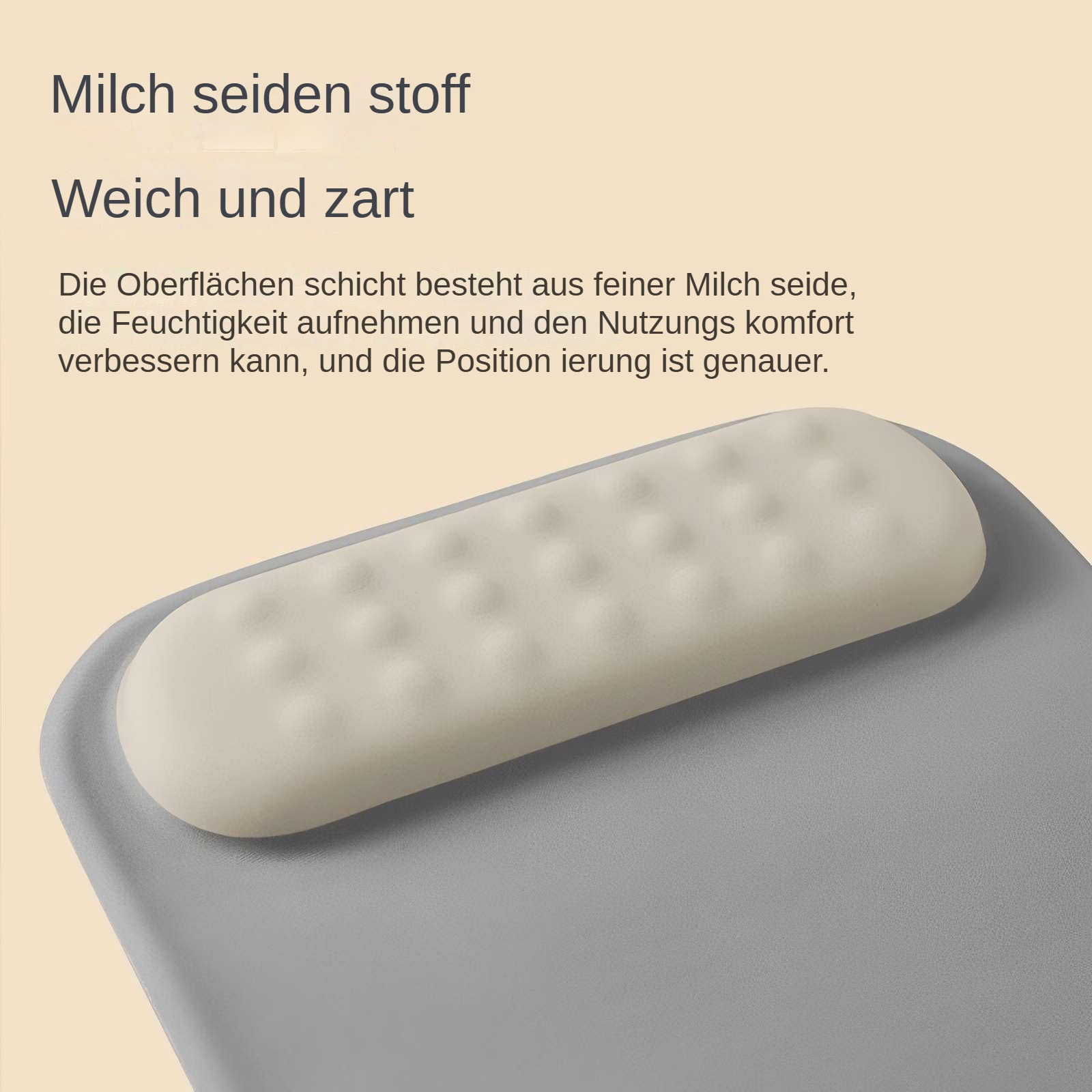 Ein cremefarbenes, strukturiertes Pad liegt auf einer grauen Oberfläche. Text in Deutsch beschreibt das Material als weich und seidig.