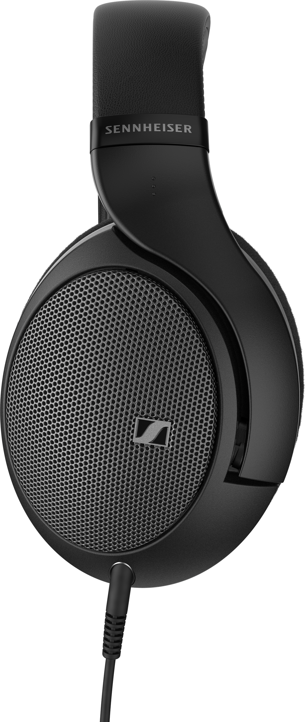 Czarne słuchawki Sennheiser. Muszla uszna ma metalową siatkę, a kabel jest podłączony. Tło jest czarne.