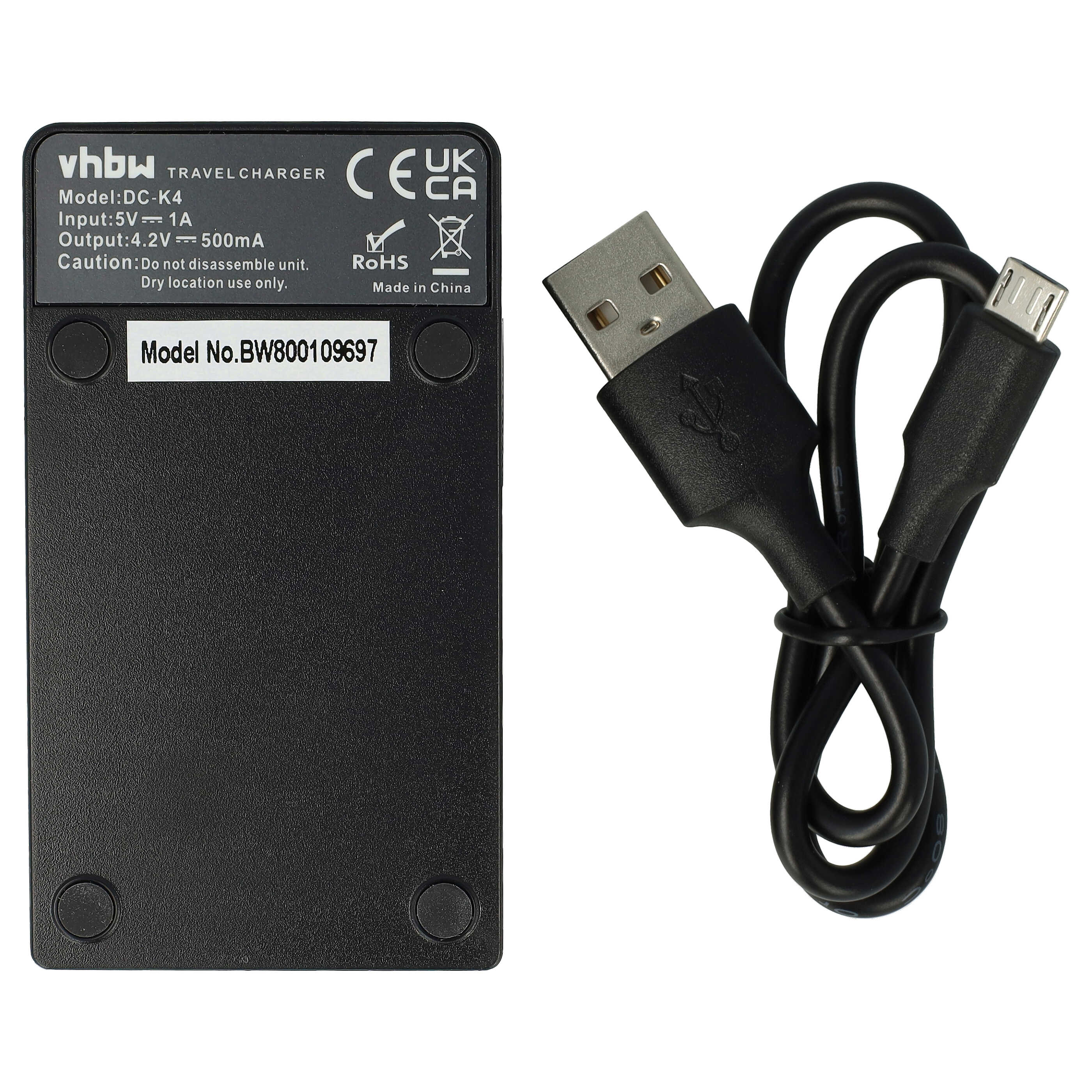 Schwarzes Reise-Ladegerät mit angeschlossenem schwarzem Kabel und USB-Anschluss. Auf dem Ladegerät sind Produktinformationen aufgedruckt.