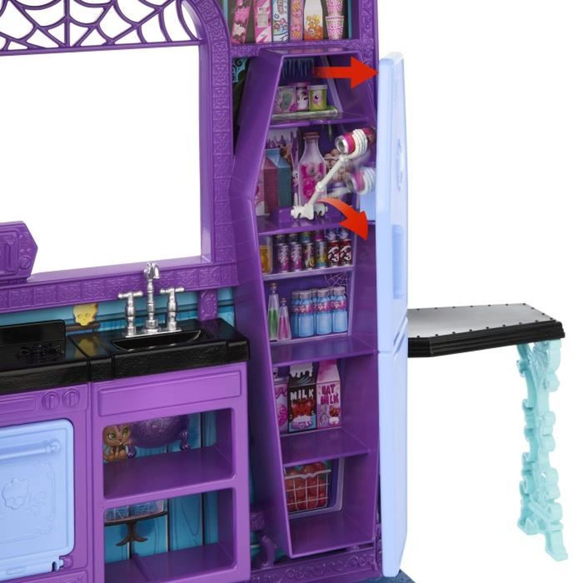 Ein lila-blaues Spielzeugküchenset. Es umfasst einen Kühlschrank, ein Waschbecken, einen Ofen und einen kleinen Tisch. Der Kühlschrank ist offen.