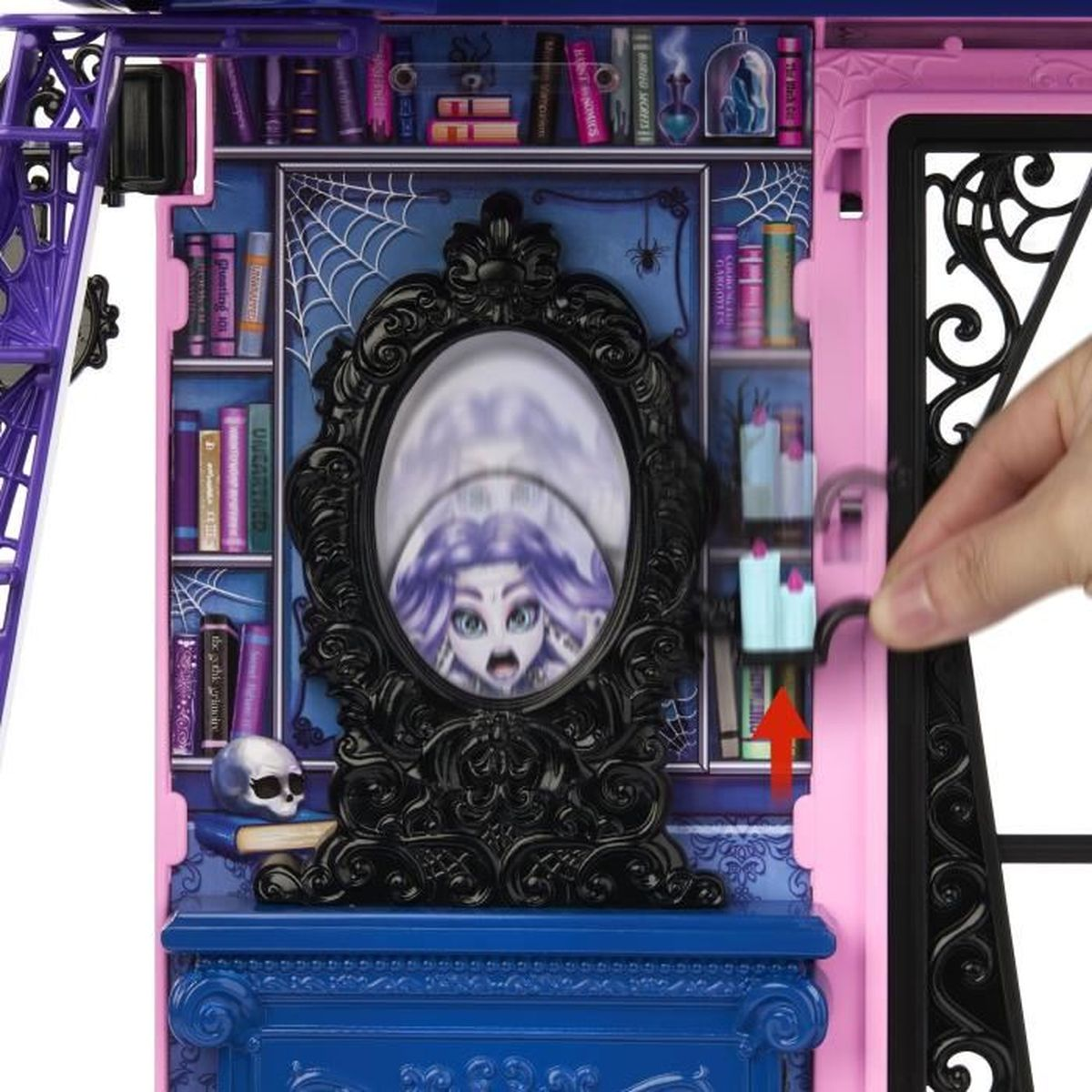 Ein Puppenhaus-Interieur mit einem Spiegel, der einen Zeichentrickcharakter reflektiert. Bücherregale, ein Schädel und eine Hand, die mit einer Tür interagiert.