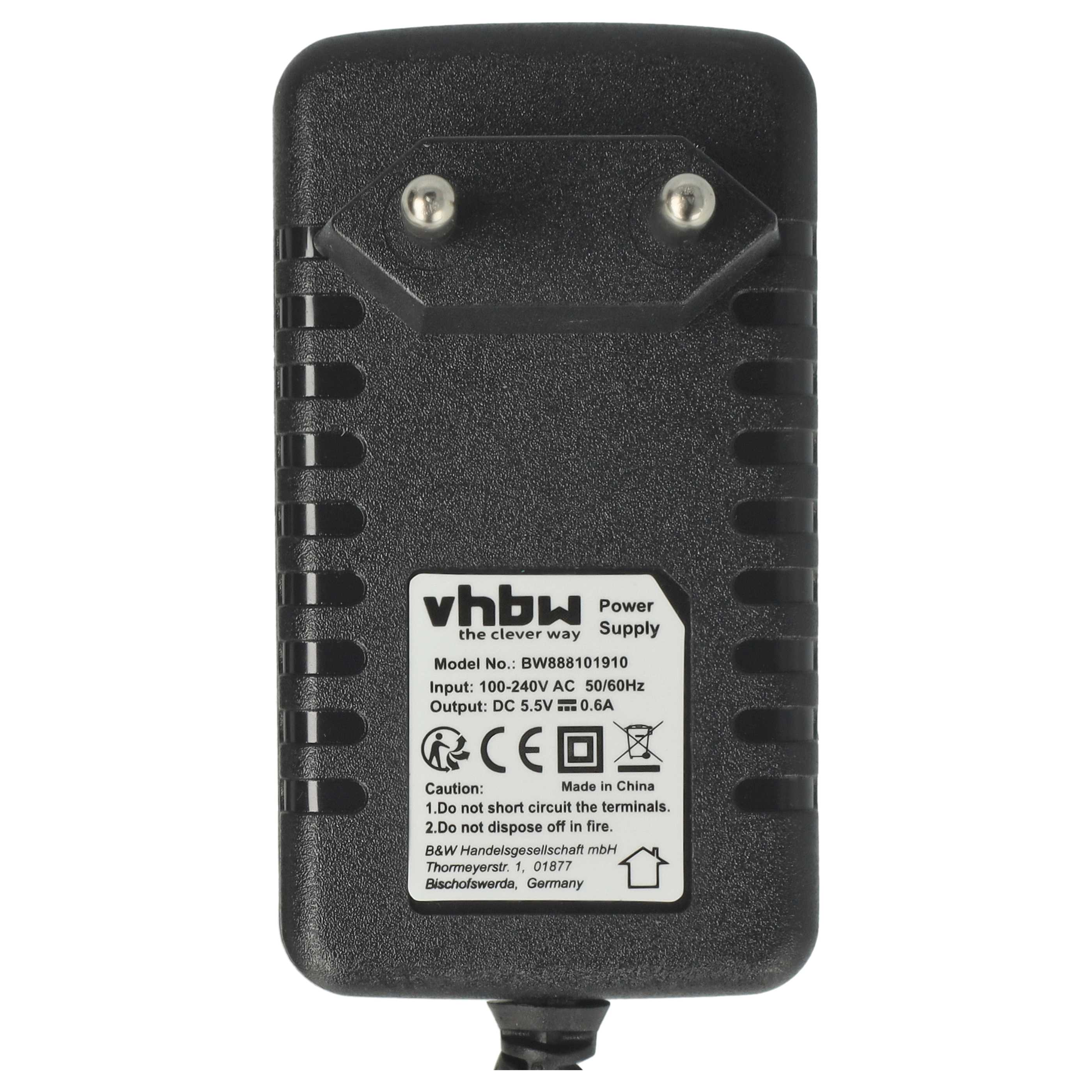 Ein schwarzes Netzteil mit einem zweipoligen Stecker. Es hat ein Etikett mit Text und Logos.