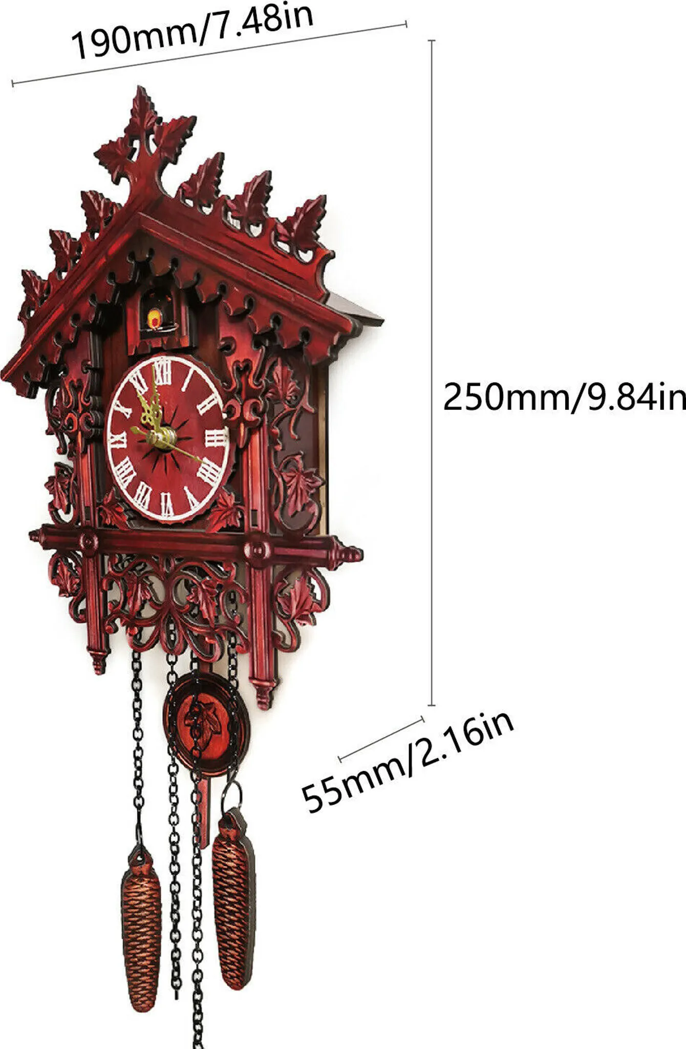Eine rote Kuckucksuhr mit römischen Ziffern, Ketten, Tannenzapfen-Gewichten und filigranen Schnitzereien vor weißem Hintergrund.