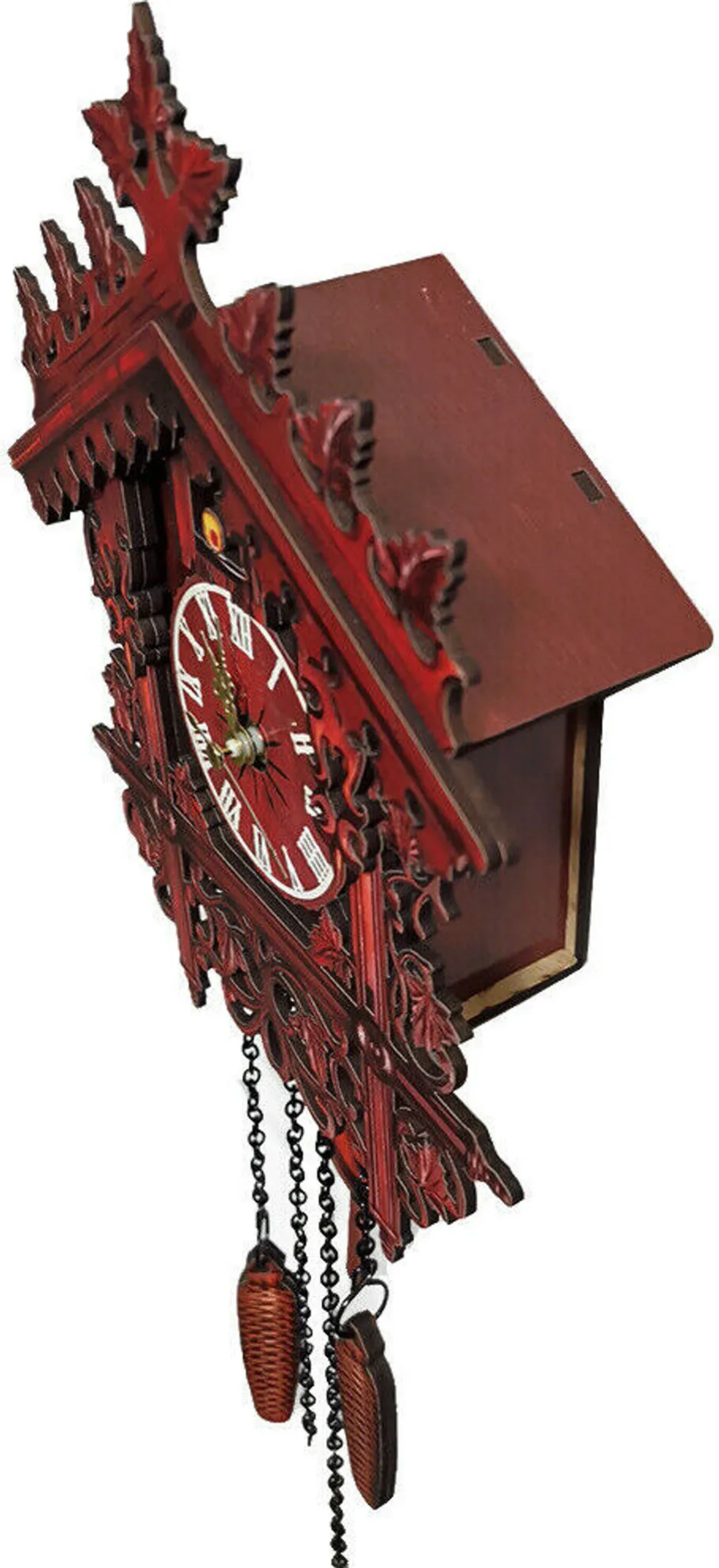 Eine rote Kuckucksuhr mit aufwendigen Schnitzereien. Die Uhr hat ein rundes Zifferblatt, ein Pendel und hängende Kiefernzapfengewichte.
