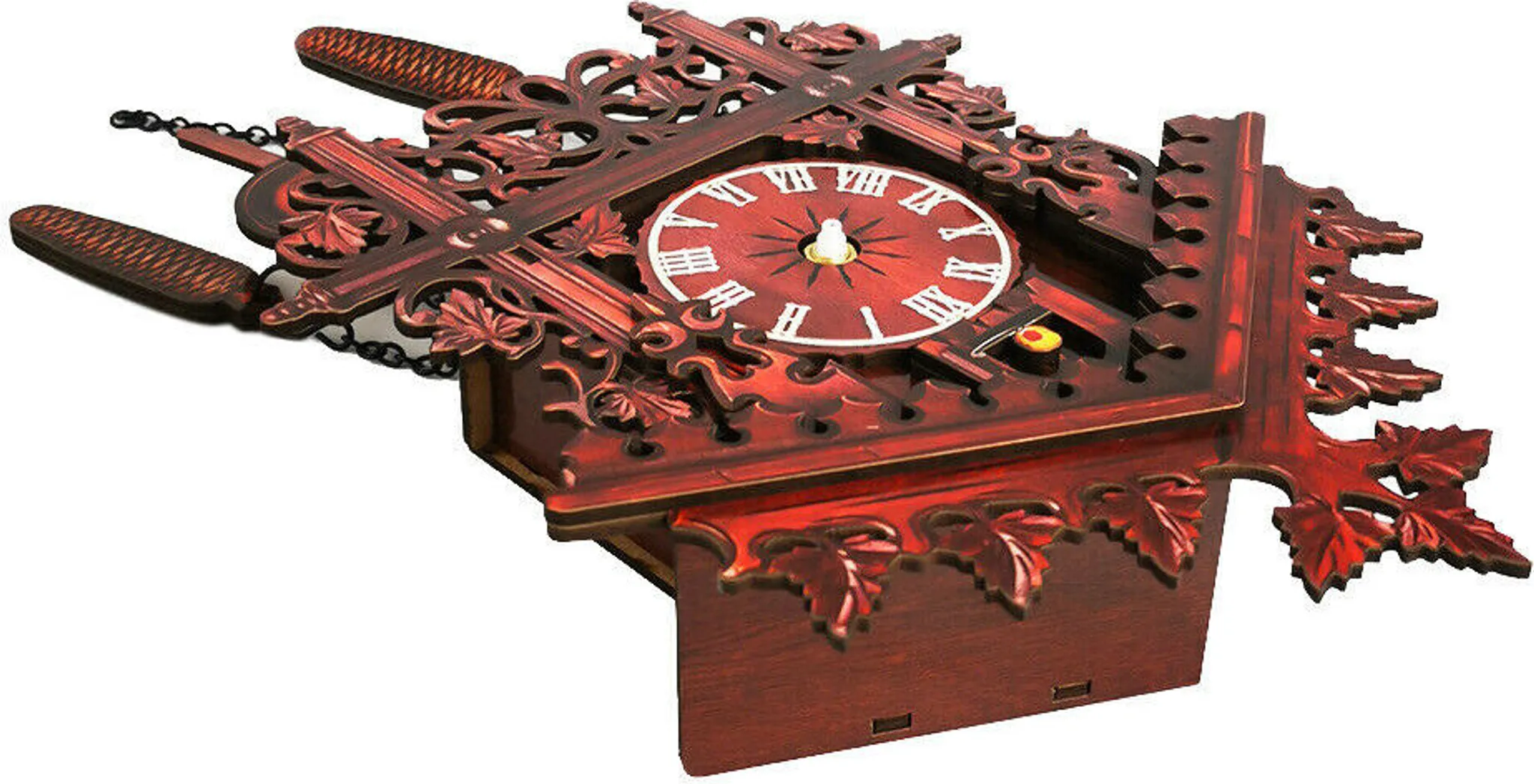 Eine dekorative Kuckucksuhr aus Holz mit rotem Zifferblatt und geschnitzten Blättern. Zwei Gewichte hängen darunter. Die Uhr ist braun und rot.