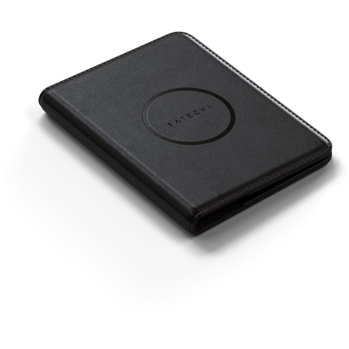 Czarna, bezprzewodowa podkładka ładująca Satechi. Podkładka jest prostokątna z zaokrąglonymi rogami i okrągłym logo.