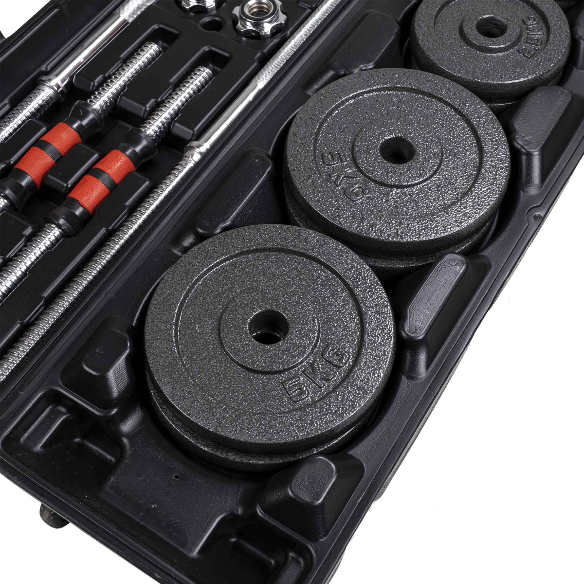 Czarna walizka zawiera ciężarki i sztangi. Ciężarki są szare, z etykietą 5KG. Sztangi mają czerwone i srebrne elementy.