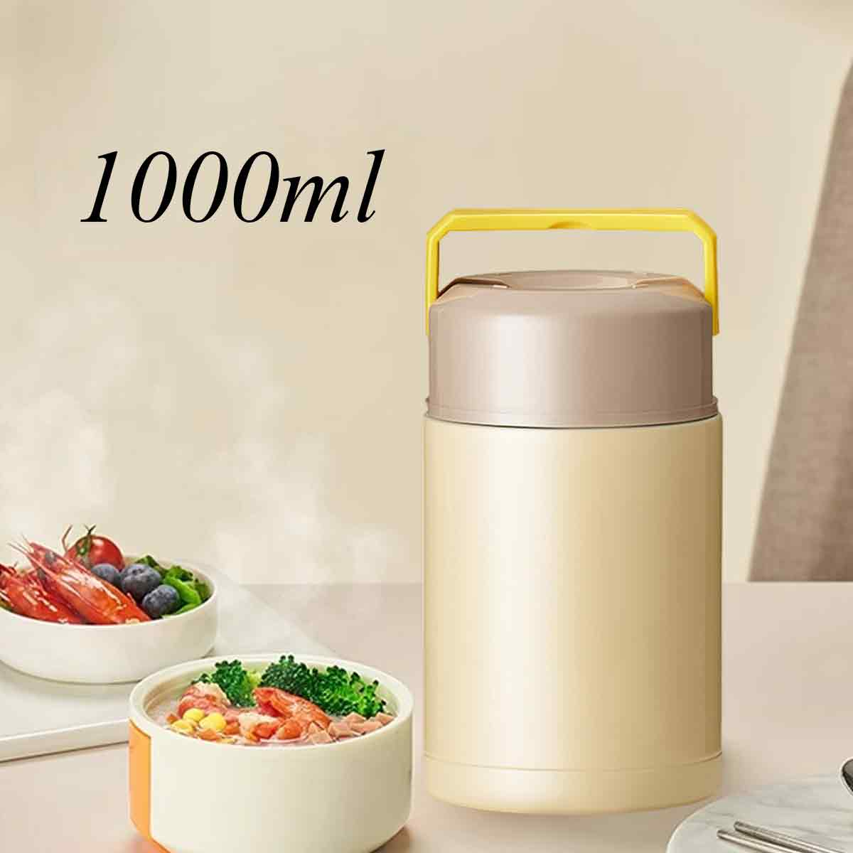 Ein beigefarbener isolierter Lebensmittelbehälter mit gelbem Griff, 1000ml auf der linken Seite. Zwei Schalen mit Essen im Vordergrund.
