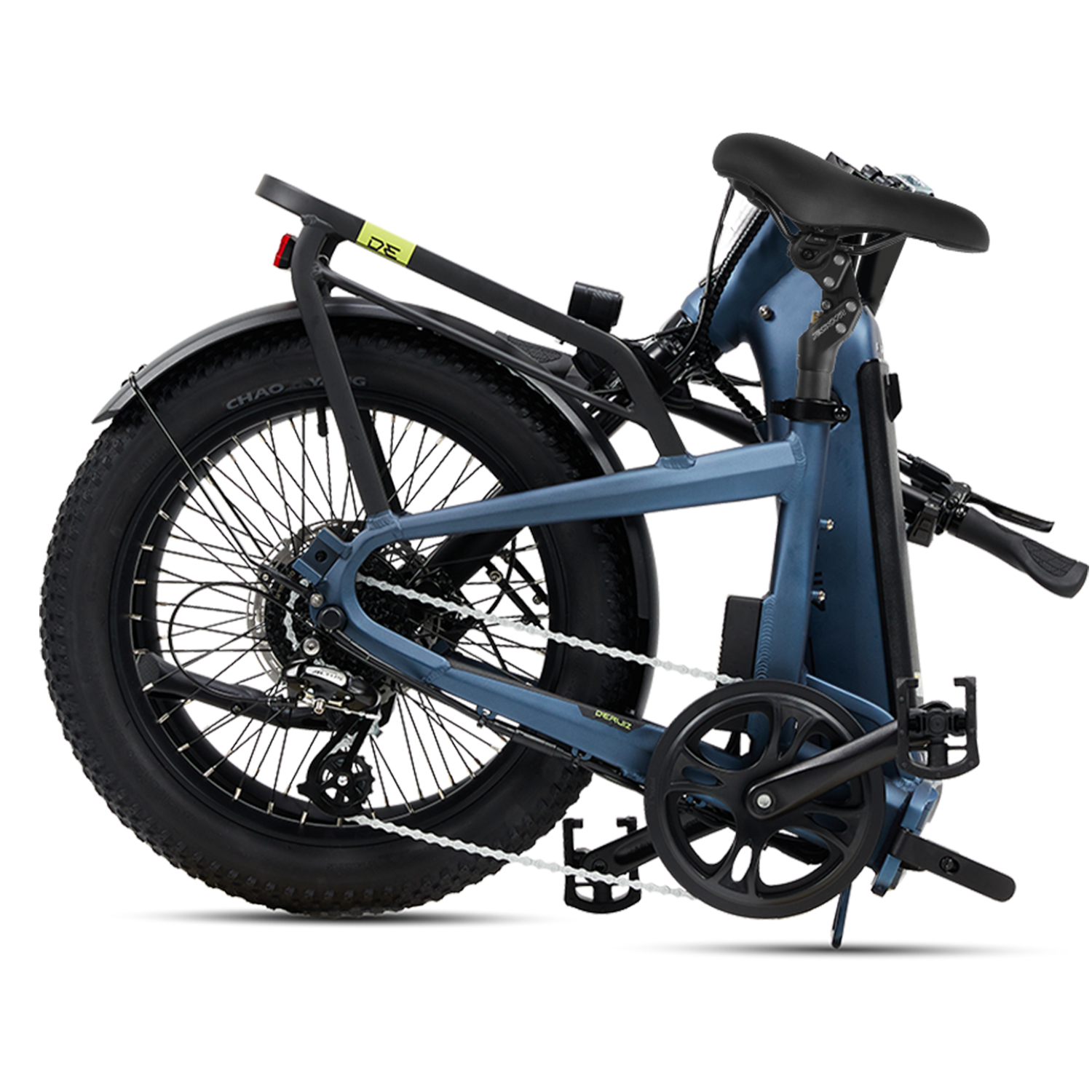 Ein blaues, zusammenklappbares Elektrofahrrad vor weißem Hintergrund. Es hat große Reifen und einen schwarzen Sattel.