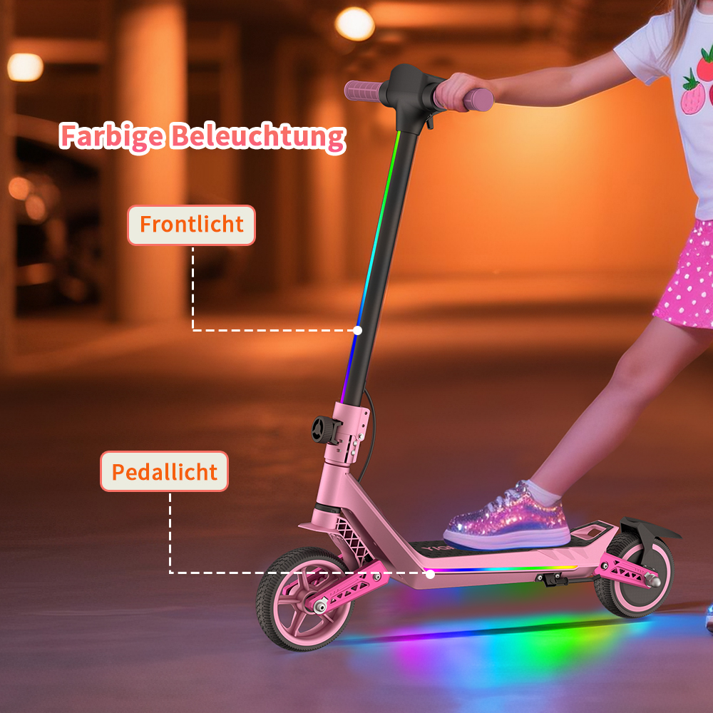 Ein Mädchen fährt einen rosa Roller mit bunten Lichtern. Der Roller hat einen schwarzen Griff und einen rosafarbenen Rahmen. Der Hintergrund ist unscharf.