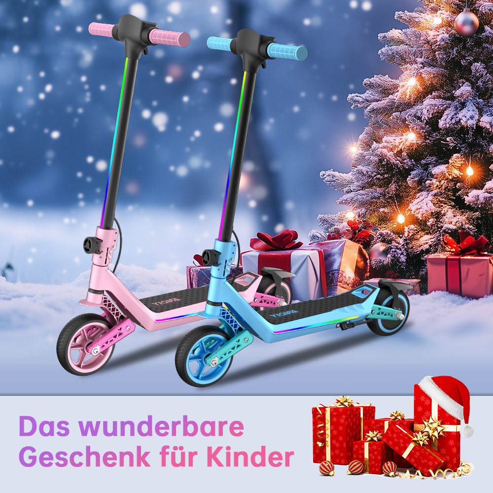 Zwei Roller, rosa und blau, mit Weihnachtsbaum und Geschenken im Hintergrund. Schneeflocken fallen, festliche Szene.