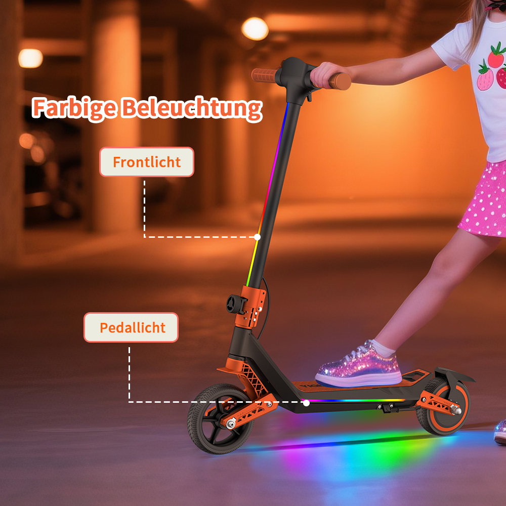 Ein Mädchen auf einem Roller mit bunten Lichtern. Der Roller ist orange und schwarz. Sie trägt einen rosa Rock und ein weißes Hemd.