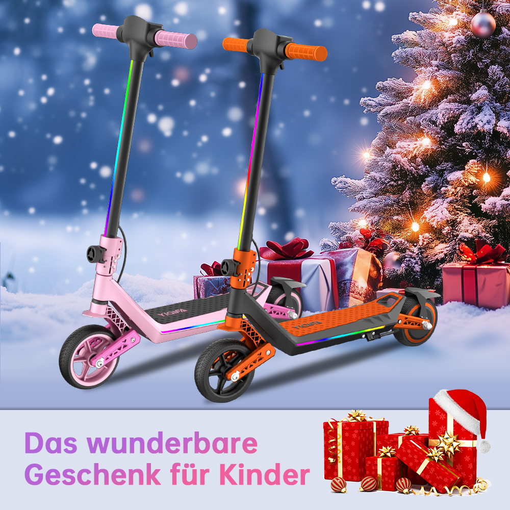 Zwei Elektroroller, rosa und orange, mit Weihnachtsbaum und Geschenken im Hintergrund. Schneeflocken fallen.