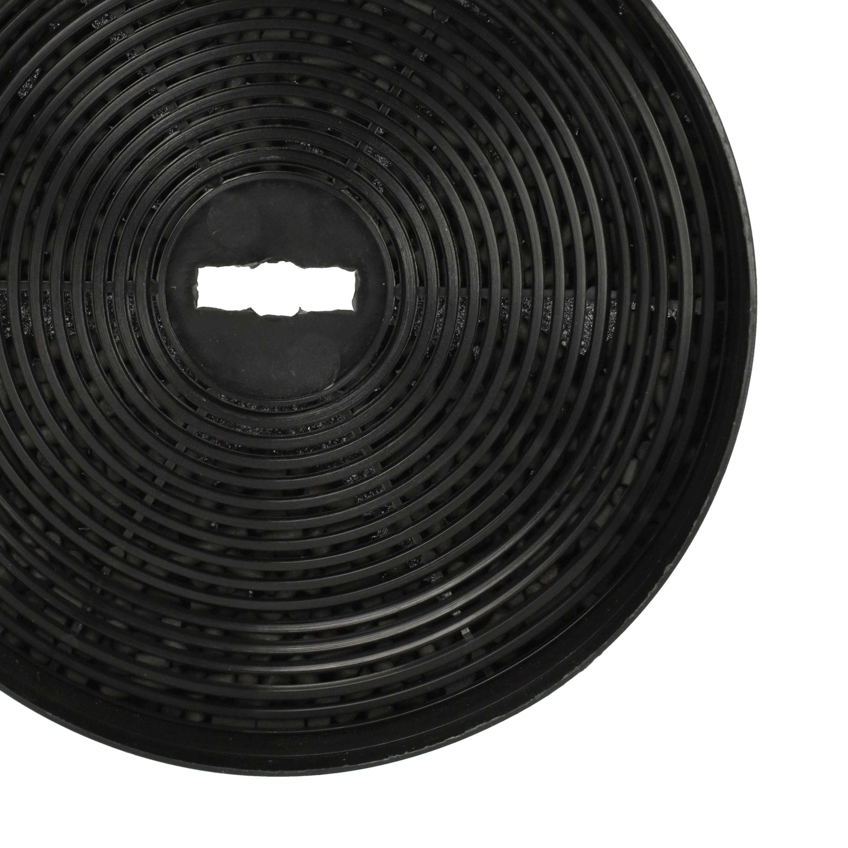 Nahaufnahme eines schwarzen kreisförmigen Filters mit konzentrischen Ringen und einer rechteckigen Öffnung.