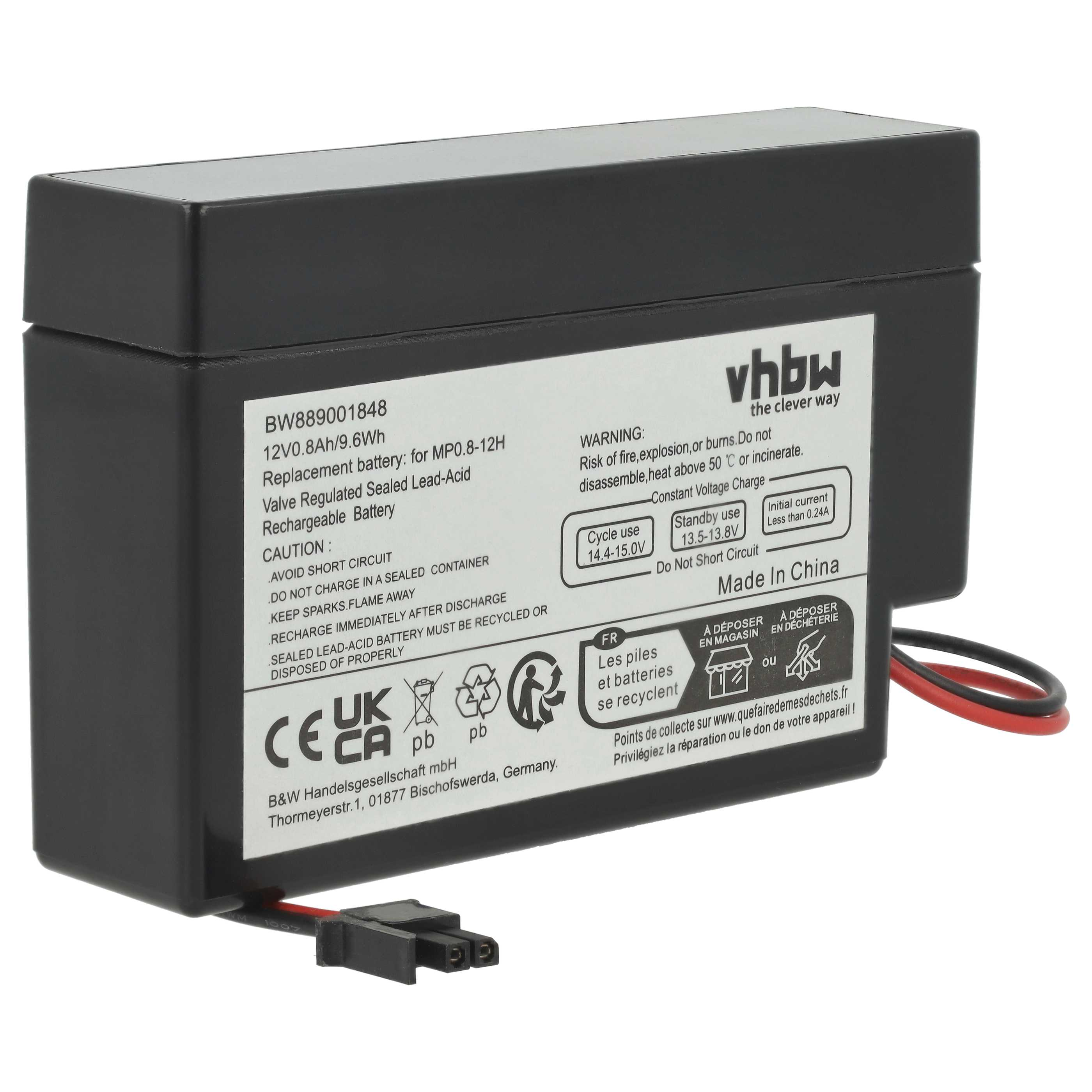 Schwarze Batterie mit weißen Etiketten, roten und schwarzen Drähten und einem schwarzen Stecker. Text enthält Warnhinweise und Recyclingsymbole.