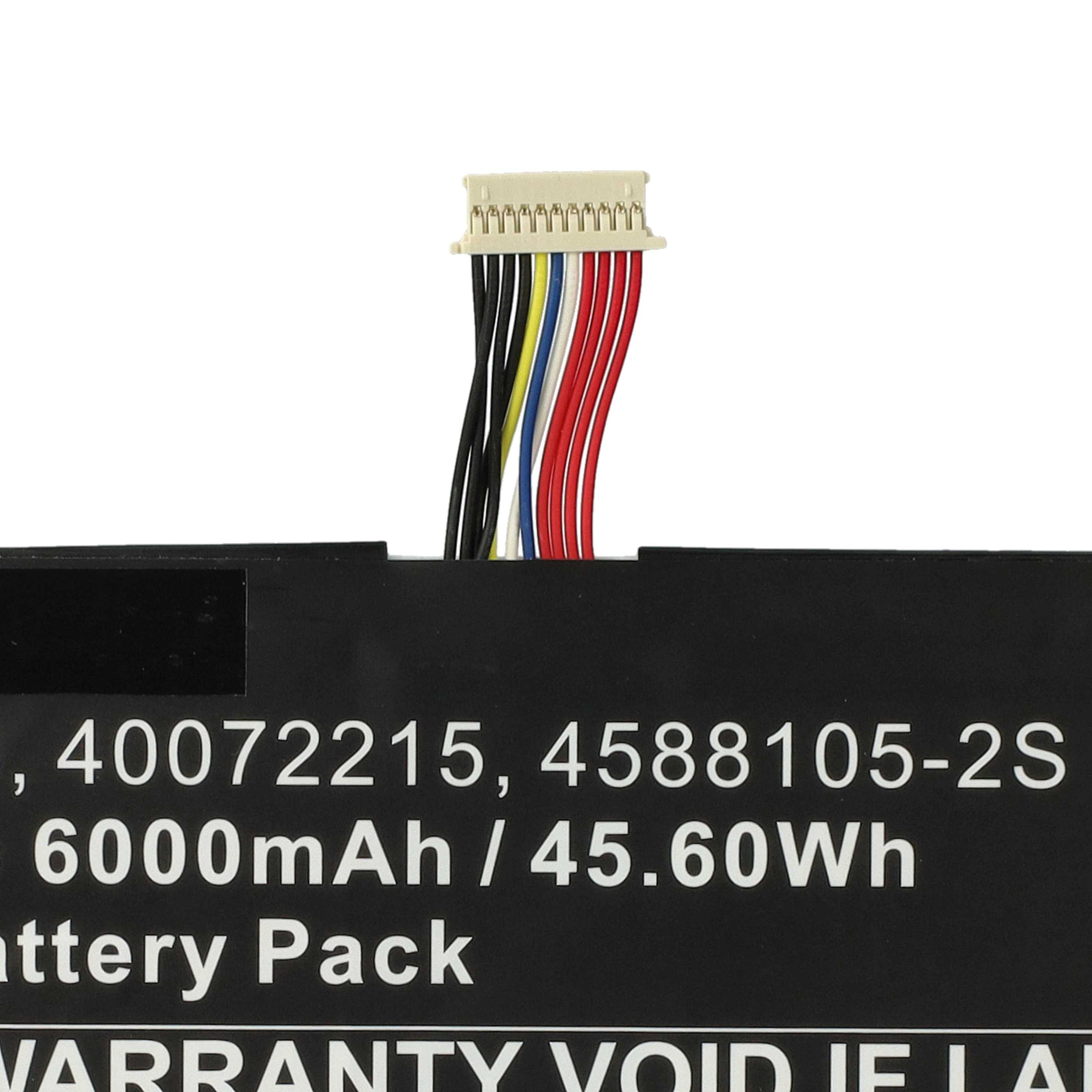 Nahaufnahme eines Akkus mit Kabeln. Er hat Text mit der Aufschrift 6000mAh / 45.60Wh und andere Nummern.