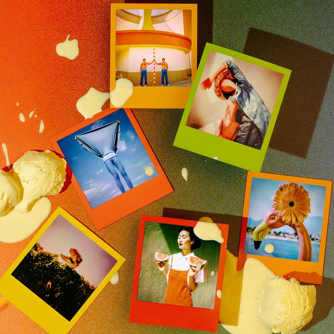 Fotos Polaroid con bordes coloridos, con escenas como personas, un flamenco y comida. Helado derramado alrededor de las fotos.