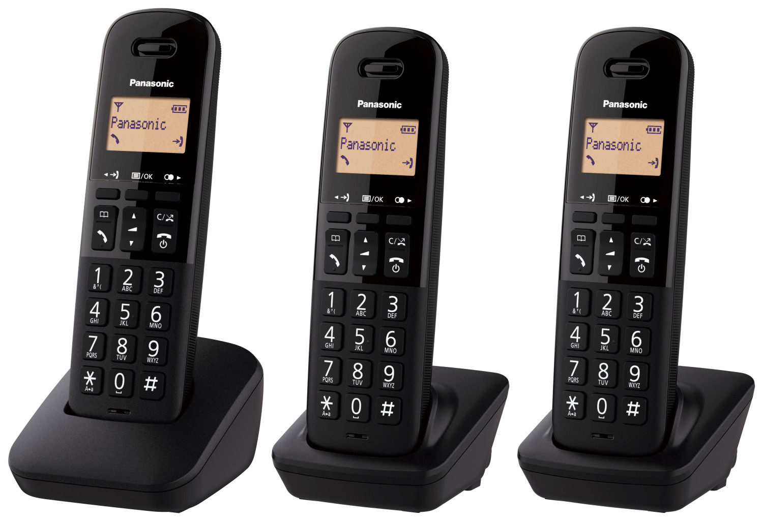 Drei schwarze Panasonic Schnurlostelefone auf ihren Ladestationen. Jedes Telefon hat einen Bildschirm und Zifferntasten.