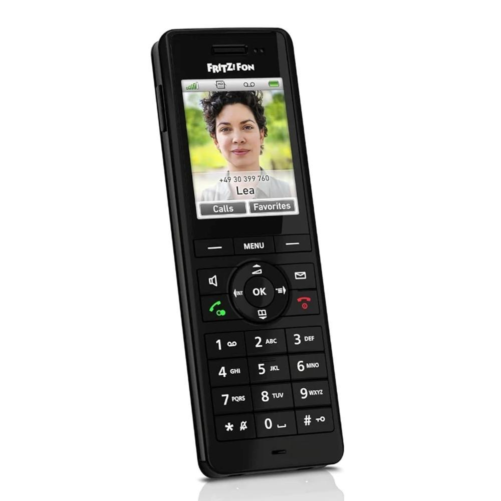 Un téléphone FRITZ!Fon noir affiche la photo d'une femme. L'écran montre des options d'appel et un numéro. Des boutons sont visibles.