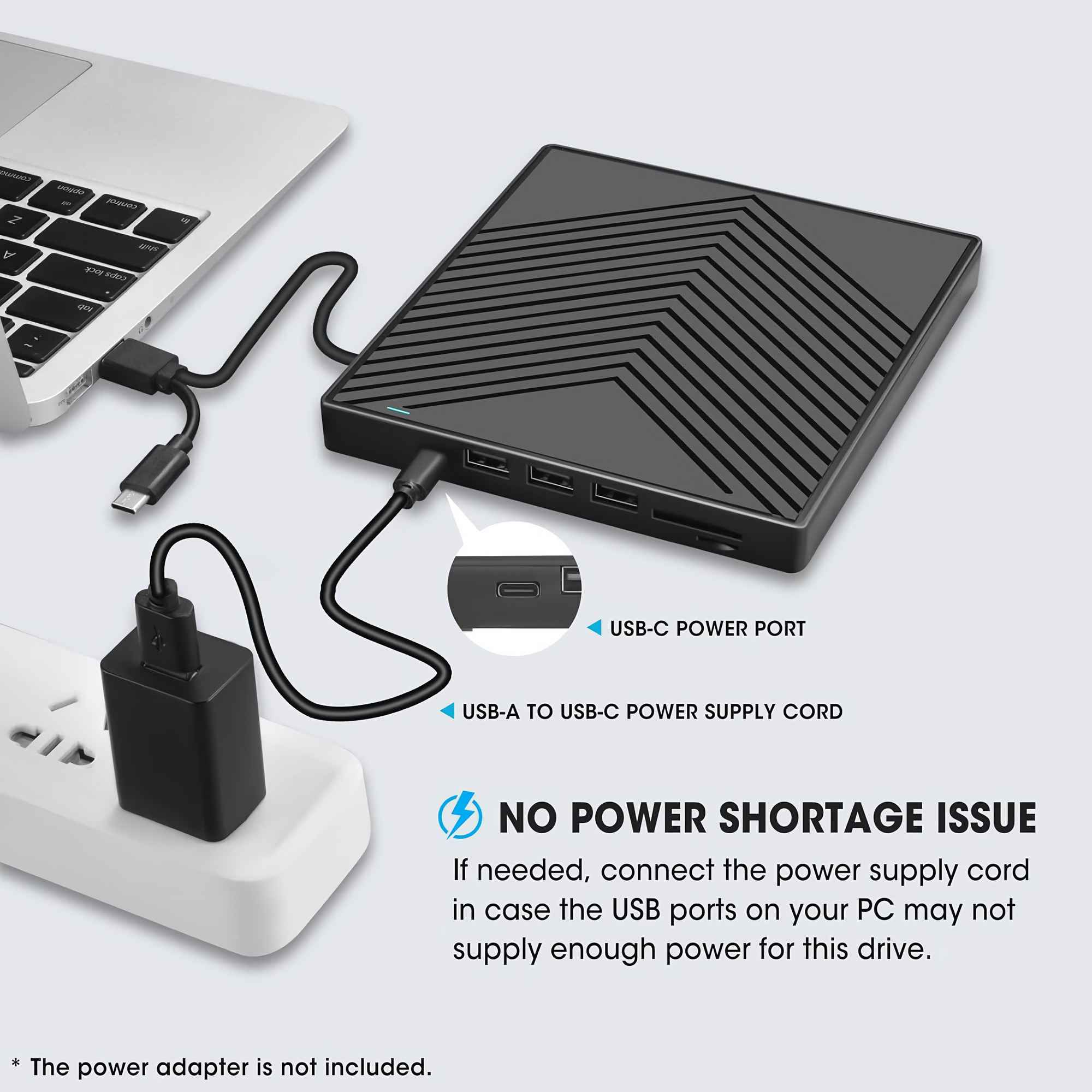 Laptop verbunden mit schwarzem Gerät via USB-C. Netzteil in Steckdose. Text beschreibt die Anschlüsse.