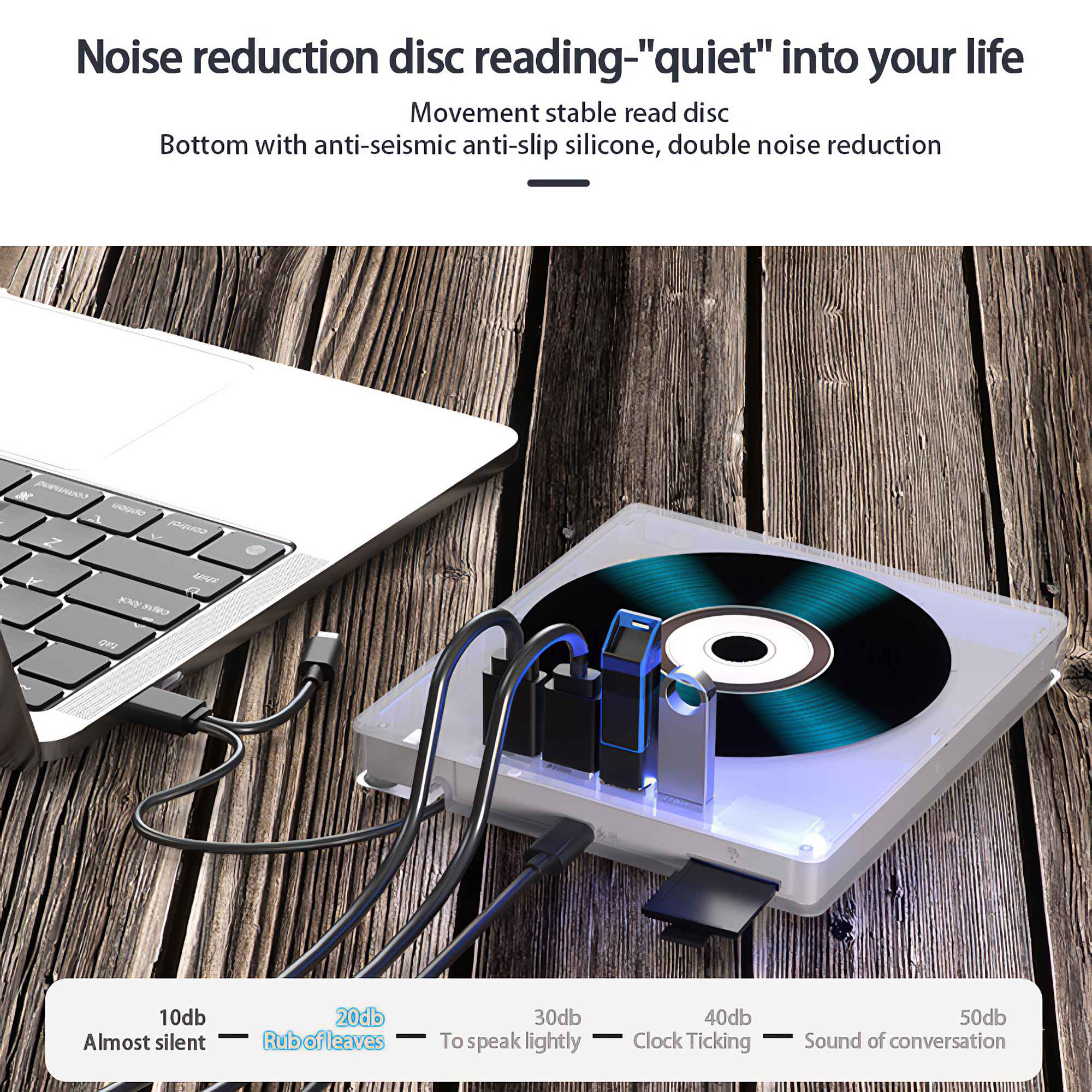 Ein Laptop ist mit einem CD-Lesegerät verbunden. Das Lesegerät hat eine CD und USB-Laufwerke. Der Hintergrund ist aus Holz.