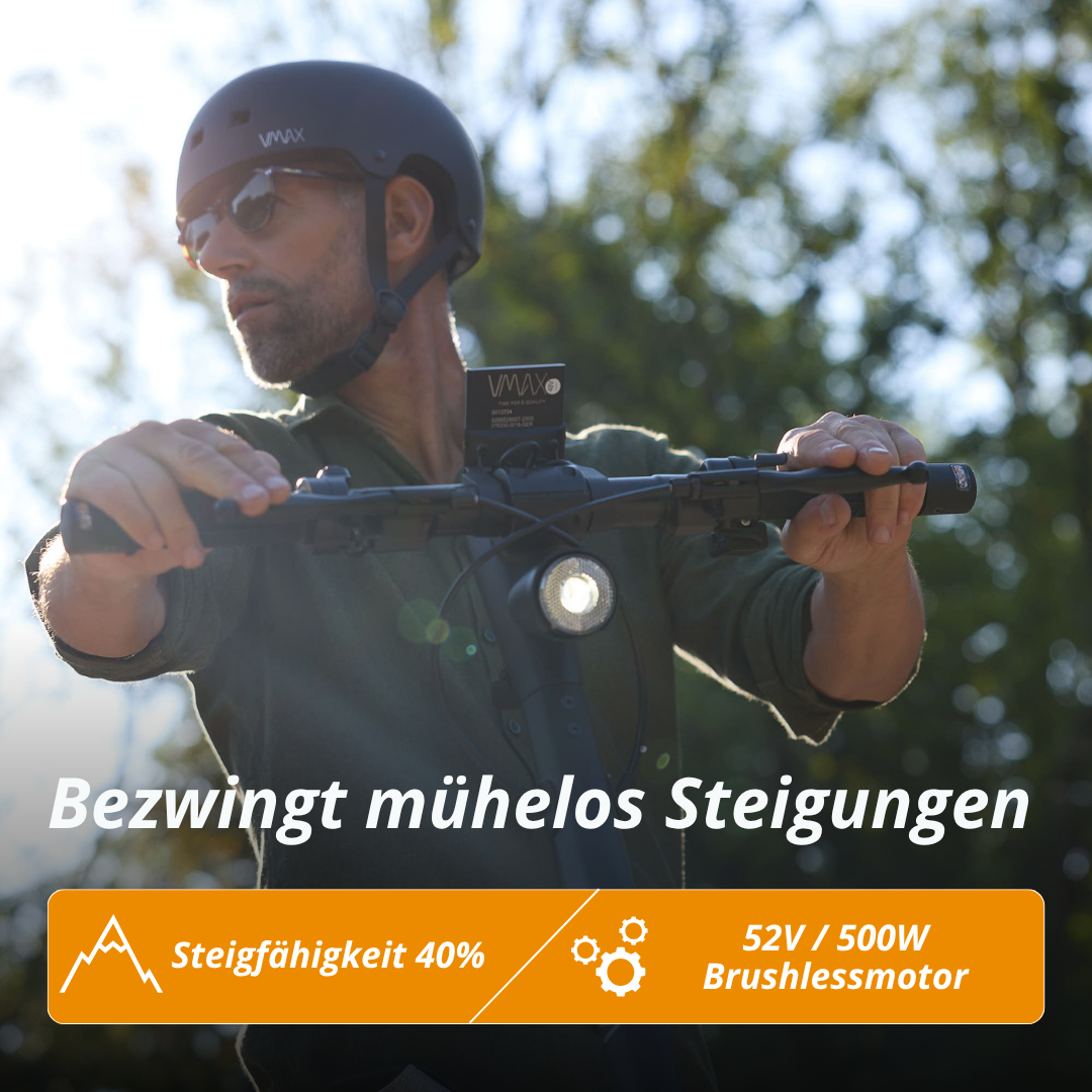 Mann mit Helm auf E-Scooter, hält den Lenker. Text sagt 'Bewältigt Steigungen mühelos'. Zeigt 40% Steigfähigkeit.