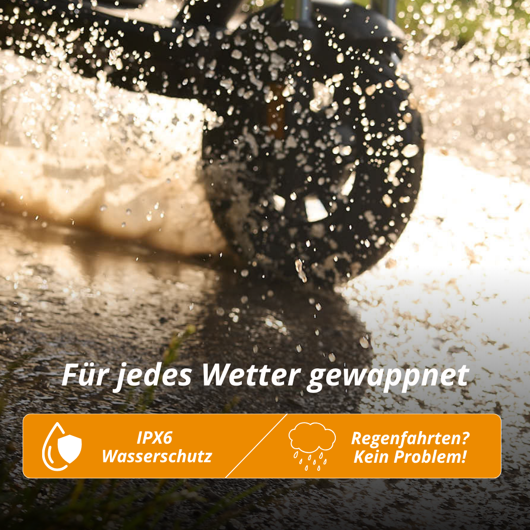 Ein Fahrzeugreifen spritzt durch Wasser und erzeugt Tropfen. Text: 'Für jedes Wetter gerüstet'. Ein orangefarbenes Banner zeigt Wasserschutz an.