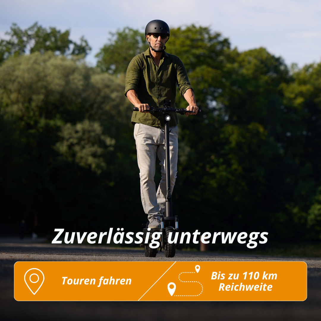 Ein Mann fährt mit einem Elektroroller auf einer Straße. Er trägt einen Helm und eine Sonnenbrille. Bäume sind im Hintergrund. Text überlagert.