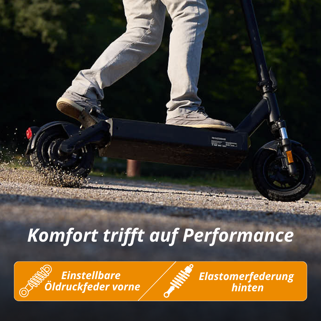 Eine Person fährt einen schwarzen Elektroroller auf einer asphaltierten Straße. Der Roller hat Federung. Text sagt 'Komfort trifft auf Performance'.