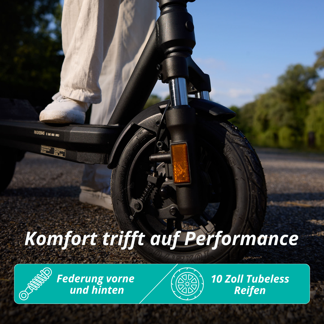 Person auf einem schwarzen Elektroroller. Vorderrad und Federung sind sichtbar. Text: 'Komfort trifft auf Performance'.