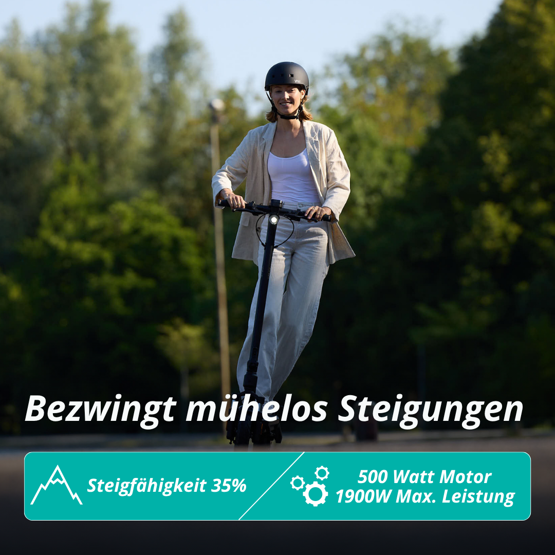 Eine Frau fährt einen Elektroroller. Sie trägt einen Helm und helle Kleidung. Bäume bilden den Hintergrund. Text sagt: 'Mühelos steigen'.