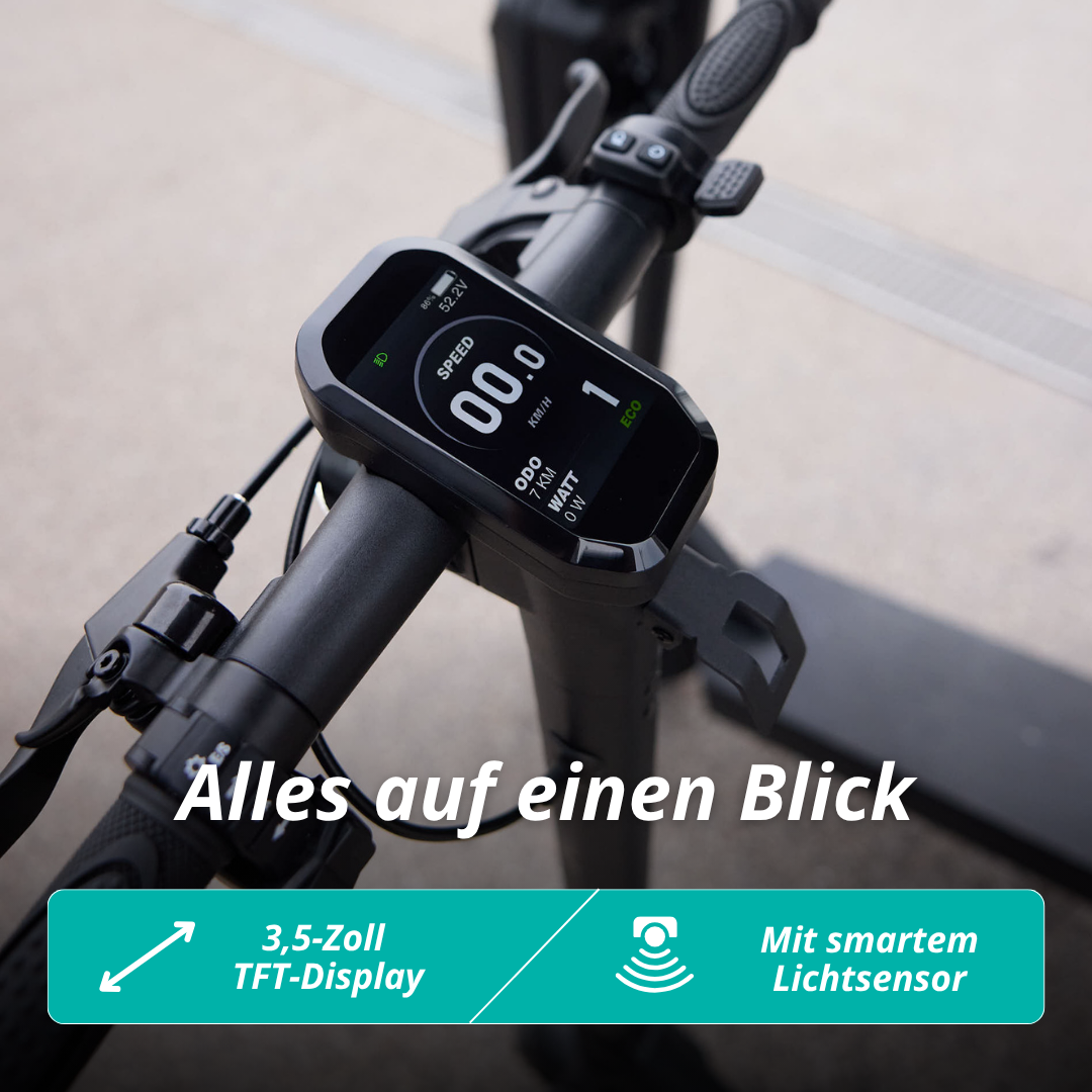 Nahaufnahme des Lenkers und Displays eines Elektrorollers. Das Display zeigt Geschwindigkeit, Batterie und andere Metriken.