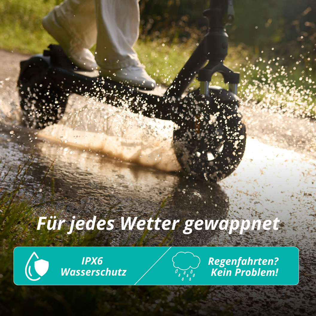 Eine Person fährt mit einem E-Scooter durch eine Pfütze und spritzt Wasser. Der Roller ist schwarz. Text: Für jedes Wetter.