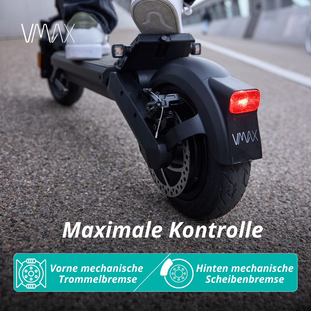 Eine Person auf einem Elektroroller. Der Roller hat einen schwarzen Rahmen, ein rotes Rücklicht und Scheibenbremsen. Der Boden ist Asphalt.