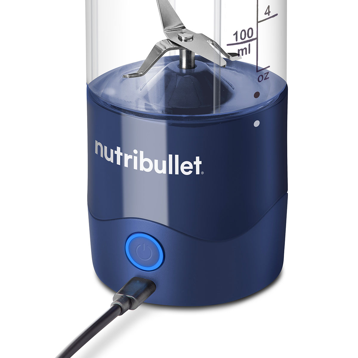 Un blender Nutribullet bleu avec un récipient transparent. Il a un bouton d'alimentation, une lame et un câble de chargement USB.