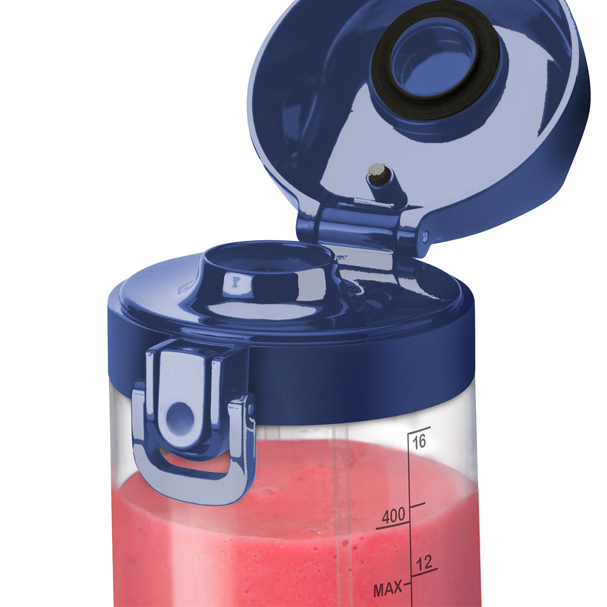 Un mélangeur bleu partiellement ouvert avec du liquide rouge à l'intérieur. Le couvercle est relevé et le récipient comporte des repères de mesure.