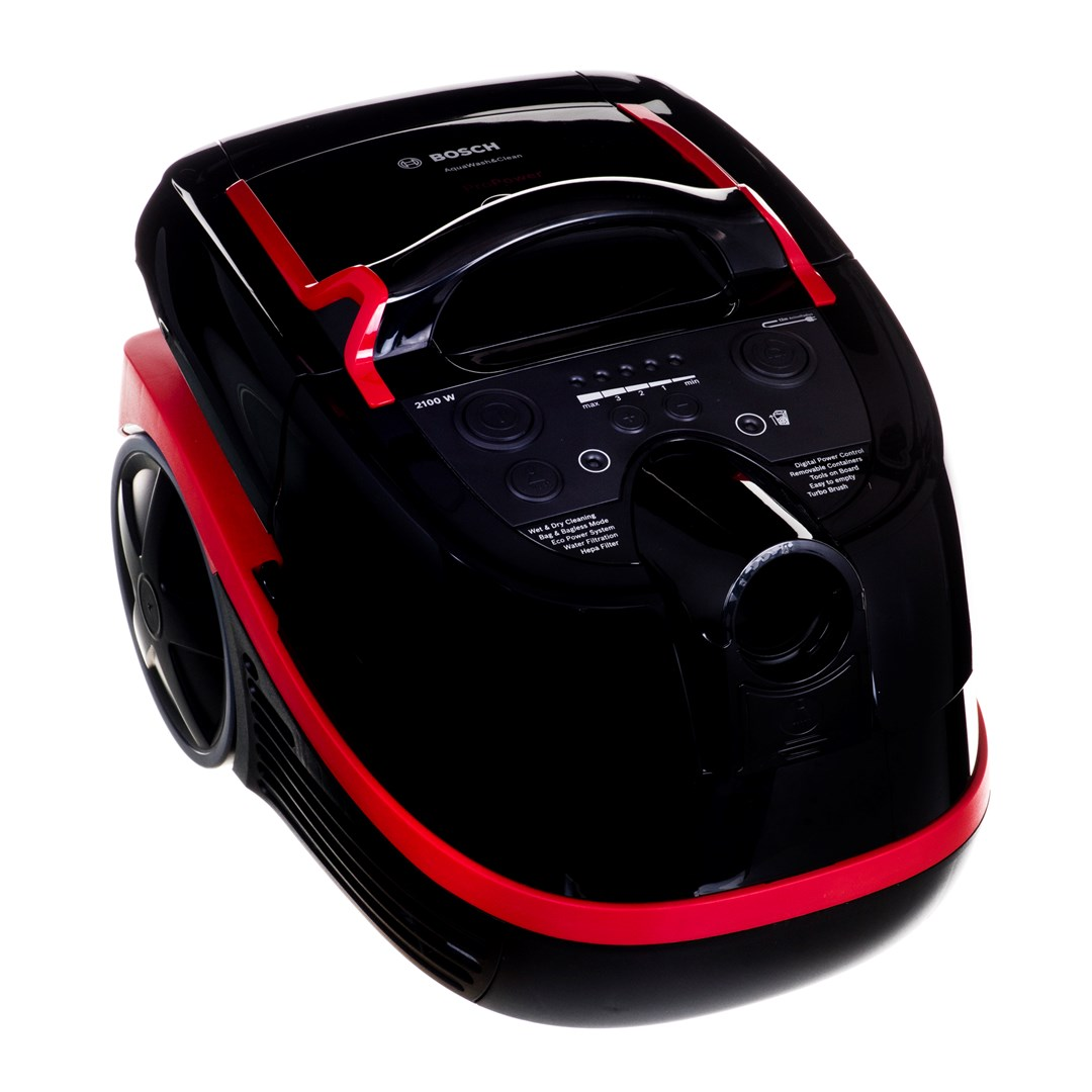 Czarno-czerwony odkurzacz Bosch. Posiada przyciski, uchwyt i logo Bosch. Odkurzacz znajduje się na białym tle.