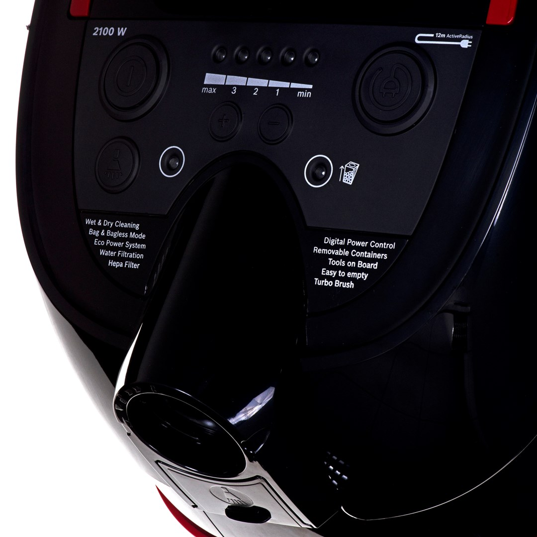 Czarny panel sterowania odkurzacza z przyciskami, ustawieniami mocy i etykietami funkcji, takich jak czyszczenie na mokro/sucho i szczotka turbo.