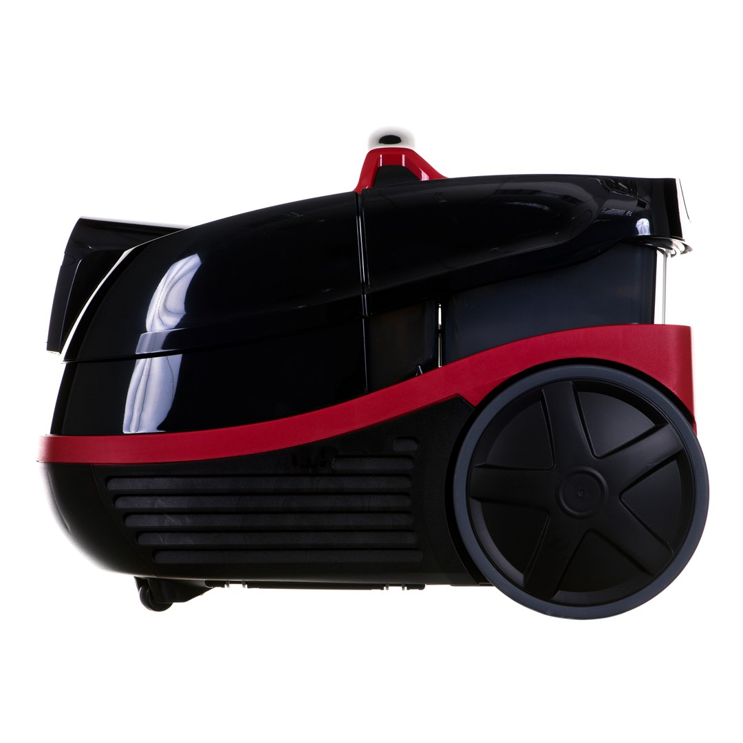 Czarny i czerwony odkurzacz na białym tle. Ma duże koło i uchwyt na górze.